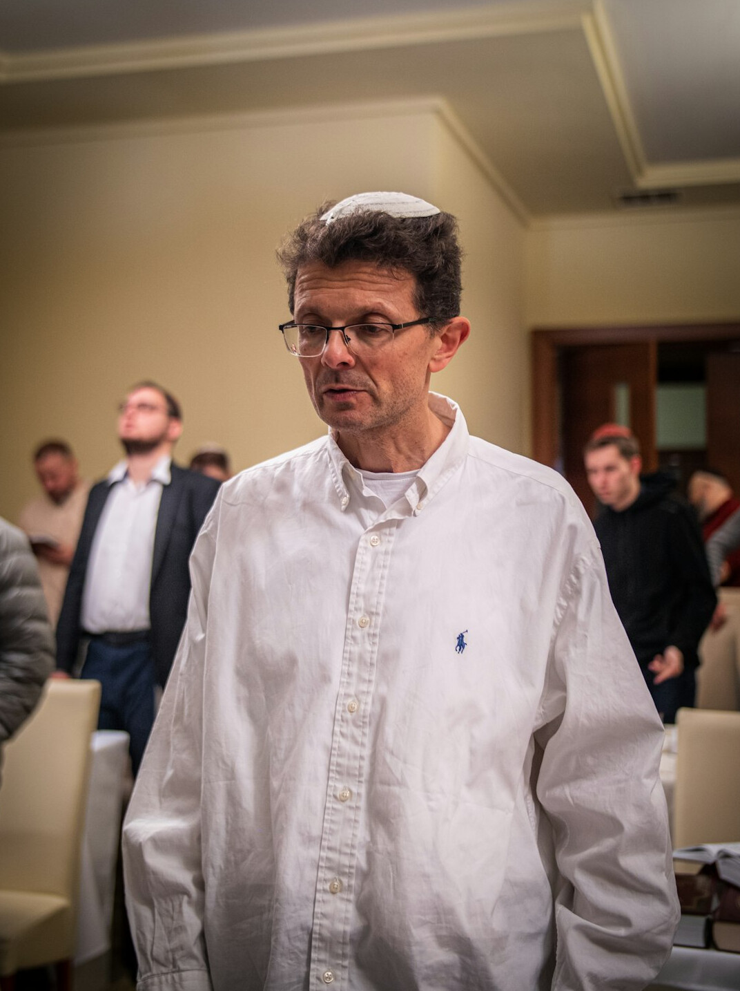 Retrato profissional de homem português de 40 anos, repórter de assuntos jurídicos