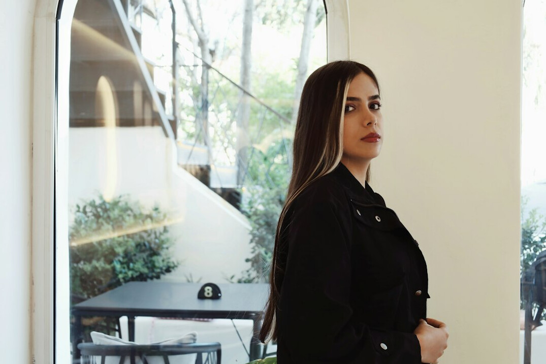 Retrato profissional de mulher portuguesa de 20 anos, jornalista de dados